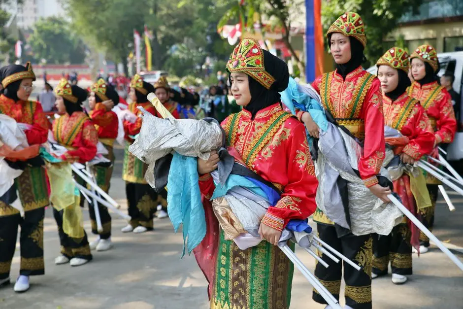 Sekelompok wanita muda sedang bertukar pakaian di sebuah acara komunitas hemat