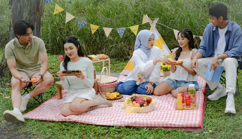 Sekelompok anggota komunitas berbincang santai di ruang terbuka
